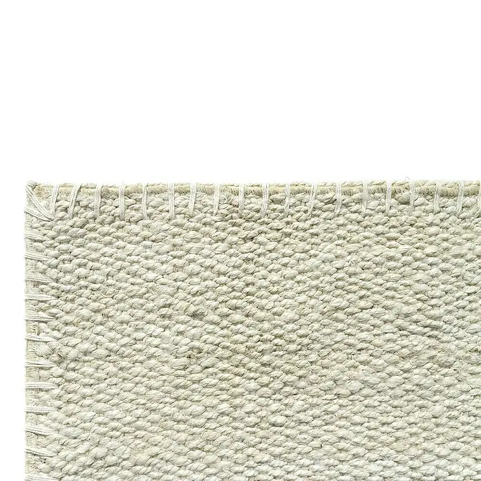 Alfombra de yute Córdoba - Blanco, 170 x 120 cm, 100% yute - Detalle de una alfombra beige con textura tejida y borde limpio, ideal para añadir calidez a los espacios habitables.