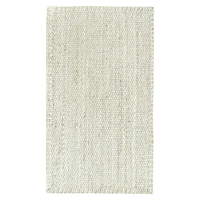 Alfombra de yute Córdoba - Blanco, 110 x 60 cm, 100% yute - Primer plano de una alfombra de lana clara tejida a mano, con un diseño de borde sencillo pero elegante, ideal para añadir calidez a cualquier hogar.