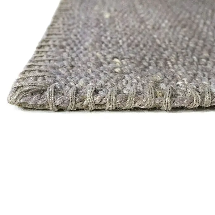 Alfombra de yute Córdoba - Gris, 230 x 160 cm, 100% yute - Primer plano de una alfombra tejida gris que muestra su textura detallada, la alta calidad artesanal y el diseño atractivo.