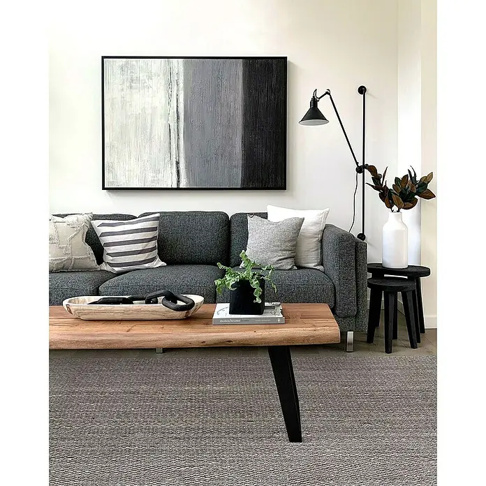 Alfombra de yute Córdoba - Gris, 230 x 160 cm, 100% yute - Salón con sofá gris, mesa de madera, pintura abstracta y lámpara de pie.