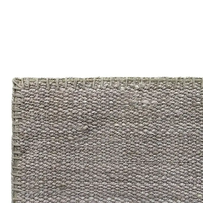 Alfombra de yute Córdoba - Gris, 230 x 160 cm, 100% yute - Primer plano de una alfombra gris beige con tejido elaborado y borde decorativo, que añade un toque acogedor a cualquier estancia.