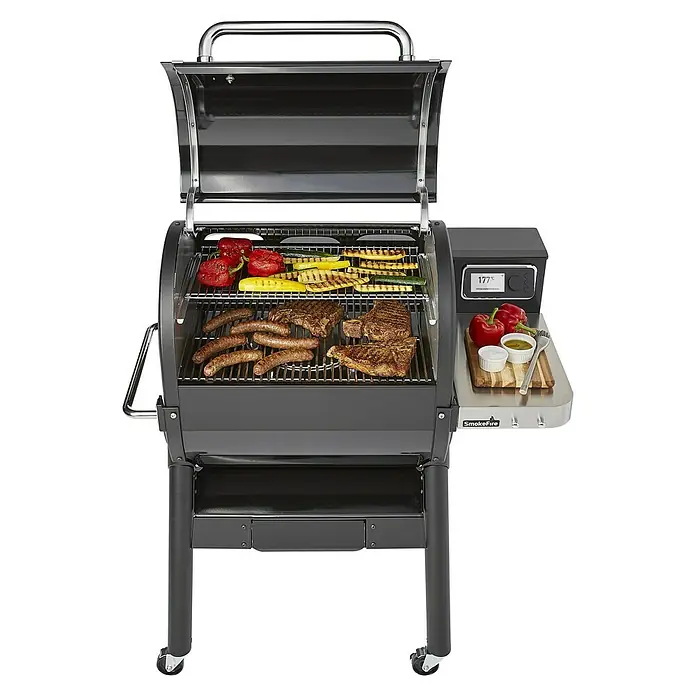 Weber Pelletgrill Smokefire EX4 GBS - Grillfläche (B x T): 61 x 46 cm, Schwarz - Hier ist ein Weber SmokeFire Grill mit leckerem Essen darauf. Der perfekte Grill für jeden Grillmeister.