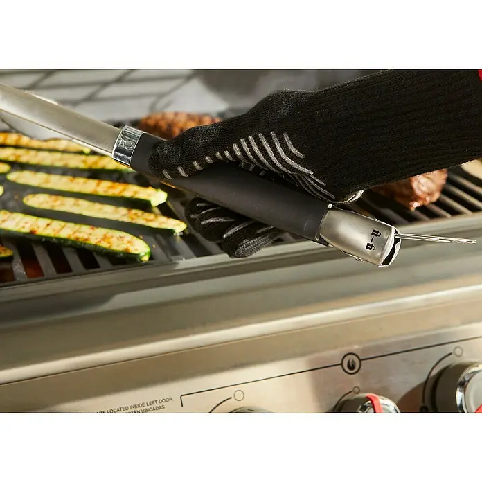 Weber Grillzange Precision - Länge: 45,72 cm - Grillzange mit integriertem Thermometer beim Grillen von Zucchini und Fleisch.
