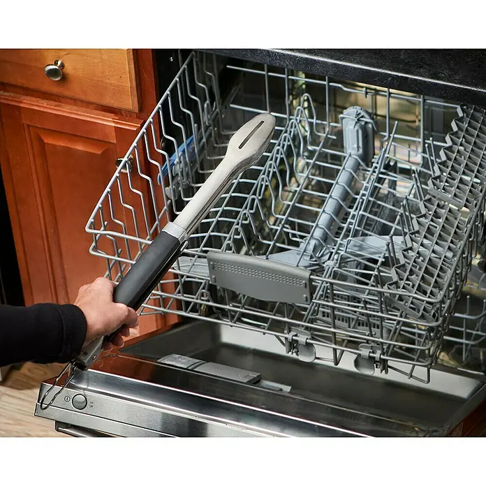 Weber Grillzange Precision - Länge: 45,72 cm - Der Griff einer Zange, die sich in einem Geschirrspüler befindet, ragt heraus und erleichtert die Entnahme von Gegenständen.