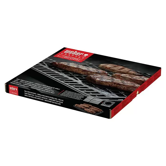 Weber Crafted Parrilla para barbacoa Sear Grate - L x An: 41,4 x 40,6 cm, Hierro fundido - Parrilla Weber Crafted de doble cara en embalaje, con filetes a la parrilla sobre la rejilla de metal oscuro.