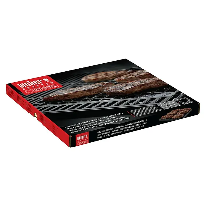Weber Crafted Grillrost Sear Grate - L x B: 41,4 x 40,6 cm, Gusseisen - Verpackung des Weber Crafted Dual-Sided Sear Grate, einem Grillrost für beidseitiges Anbraten mit Gourmet BBQ System.