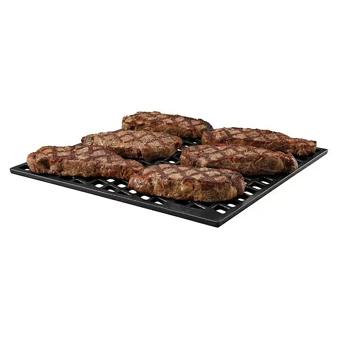 Weber Crafted Parrilla para barbacoa Sear Grate - L x An: 41,4 x 40,6 cm, Hierro fundido - Seis filetes a la parrilla con marcas y condimentos sobre una rejilla de metal negra.