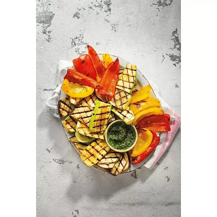 Weber Crafted Parrilla para barbacoa Sear Grate - L x An: 41,4 x 40,6 cm, Hierro fundido - Pimientos rojos y amarillos, calabacín y berenjena a la parrilla con marcas, servidos en un plato con pesto verde.