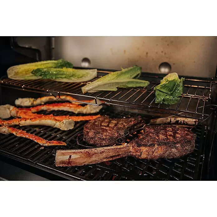 Weber Crafted Parrilla para barbacoa Sear Grate - L x An: 41,4 x 40,6 cm, Hierro fundido - Chuletones tomahawk, patas de cangrejo real y lechuga romana sazonados, a la parrilla sobre llamas.