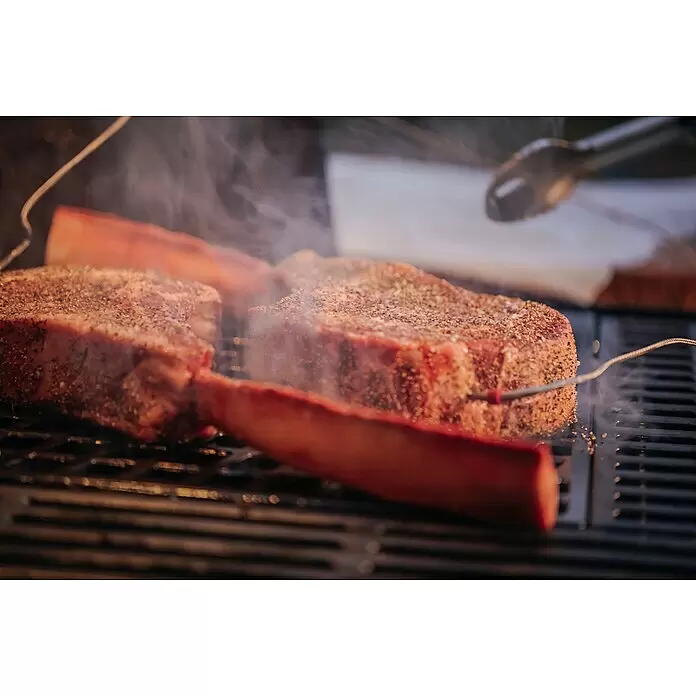 Weber Crafted Parrilla para barbacoa Sear Grate - L x An: 41,4 x 40,6 cm, Hierro fundido - Dos filetes gruesos y sazonados se asan a la parrilla con un termómetro de carne y humo.