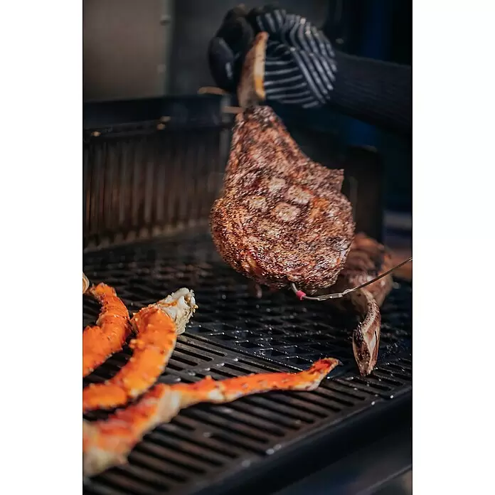 Weber Crafted Parrilla para barbacoa Sear Grate - L x An: 41,4 x 40,6 cm, Hierro fundido - Gran bistec sazonado con sonda y patas de cangrejo naranja brillante a la parrilla.