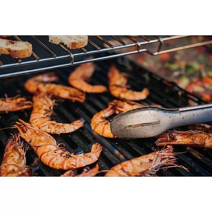 Weber Crafted Parrilla para barbacoa Sear Grate - L x An: 41,4 x 40,6 cm, Hierro fundido - Camarones y pan a la parrilla en una barbacoa, con pinzas metálicas girando la comida.