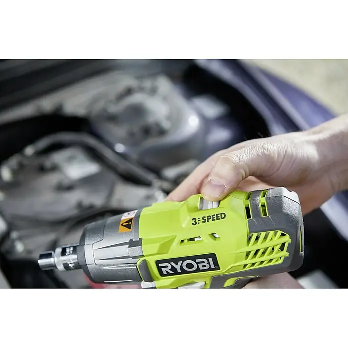 Ryobi ONE+ Akku-Schlagschrauber R18IW3-0 - 18 V, Ohne Akku, 400 Nm - Nahaufnahme eines Ryobi 3-Gang-Schlagschraubers, der vor einem unscharfen Motorraum eines Autos gehalten wird.