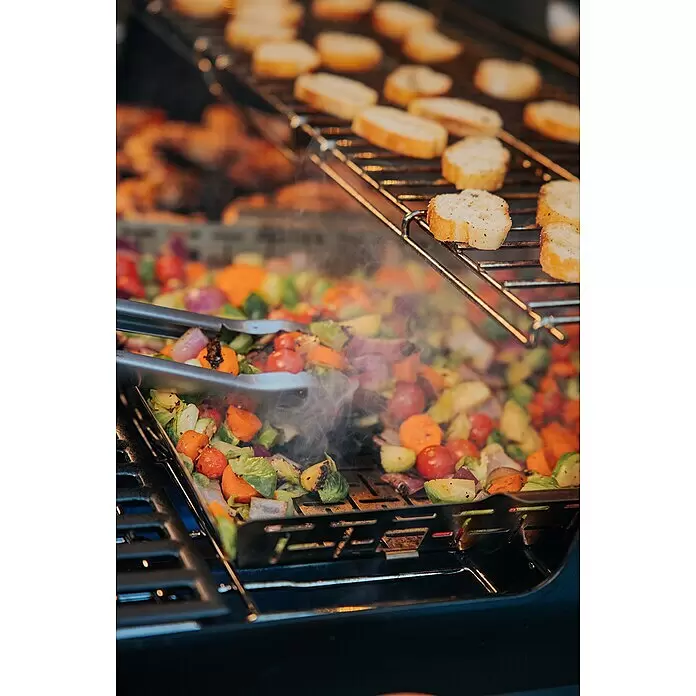 Weber Crafted Cesta para barbacoa - L x An x Al: 41 x 43 x 5 cm, Acero inoxidable - Verduras coloridas cocinándose en una cesta metálica para parrilla, con pan tostado en una rejilla superior.