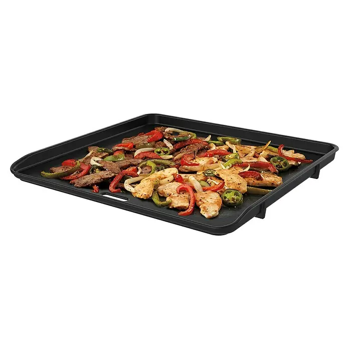 Weber Crafted Grillplatte - L x B: 41,3 x 40,1 cm, Gusseisen - Eine elektrische Grillplatte mit gebratenem Fleisch, Paprika, Zwiebeln und Jalapeños, perfekt für köstliche Fajitas oder andere gegrillte Gerichte.