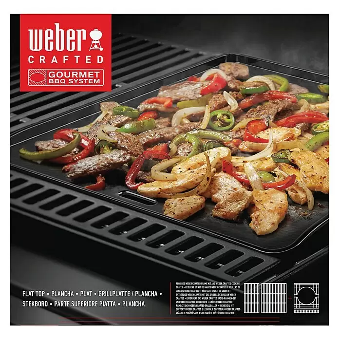 Weber Crafted Plancha para barbacoa - L x An: 41,3 x 40,1 cm, hierro fundido - Plancha negra Weber Crafted cocinando pollo, ternera y verduras estilo fajita en una parrilla.