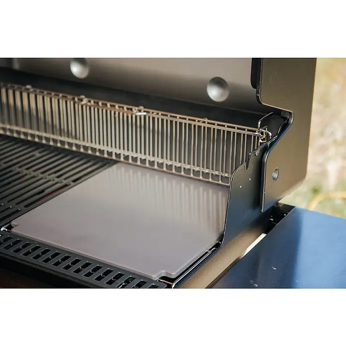 Weber Crafted Pizzastein Glasiert - L x B: 41,4 x 40,6 cm - Nahaufnahme eines Grills mit Grillrost und Warmhalterost. Perfekt zum Grillen von Fleisch, Gemüse und vielem mehr.
