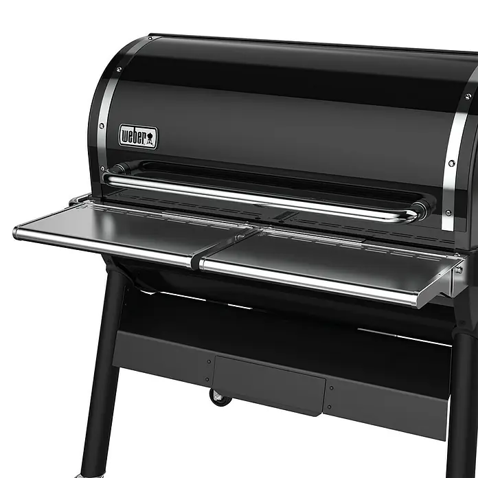 Weber Estante frontal barbacoa - Específico para: Parrilla de pellets Weber Smokefire EX6 GBS, Acero inoxidable - Imagen de una parrilla Weber, con mesas laterales. Ideal para asados al aire libre. Construcción de calidad para un rendimiento duradero.