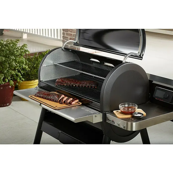 Weber Fronttisch SmokeFire - Passend für: Weber Pelletgrill Smokefire EX6 GBS, Edelstahl - Nahaufnahme eines Smokefire-Grills mit köstlichen Rippchen, die auf einem Schneidebrett serviert werden, perfekt für Grillliebhaber.