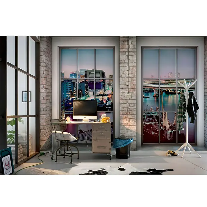 Komar Into Illusions Fototapete Loft4 -tlg., B x H: 368 x 248 cm, Vlies - Ein stilvoller Arbeitsplatz mit einem modernen Computer, einem Schreibtisch und einem Metallschrank vor einem Fenster mit Stadtblick.