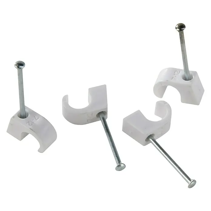 BAUHAUS Nagelschelle - 7 mm - 12 mm, 35 mm, 100 Stk., Weiß - Nahaufnahme von vier weißen Kabelklemmen mit Metallnägeln, die zur Befestigung von Kabeln und Leitungen verwendet werden.