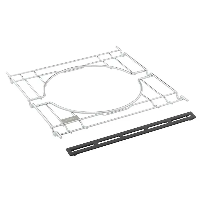 Weber Crafted Módulo base - Específico para: Parrillas de gas Weber Spirit Series a partir de 2016 / Parrillas de pellets Weber Smokefire - La imagen muestra una parrilla cromada con una abertura redonda en el centro y una estera de goma negra para la estabilidad.