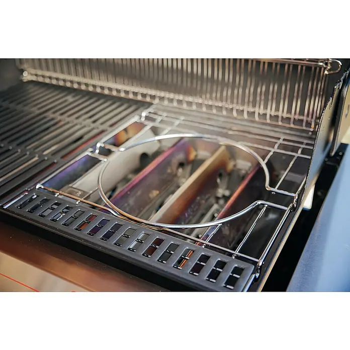 Weber Crafted Basismodul Grillrost - Passend für: Weber Gasgrills Genesis Serie ab 2016 - Nahaufnahme eines Gasgrills mit Edelstahlrost und Brennern, die bereit für das Grillen sind.\n
