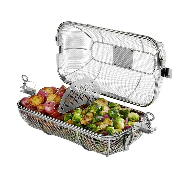 Weber Crafted Drehspießkorb - Edelstahl - Metallkorb mit Gemüse: Kartoffeln und Rosenkohl, bereit zum Kochen. Praktisches Küchenutensil für gesundes Kochen.