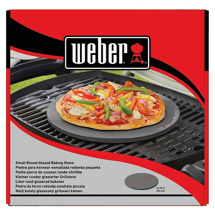 Weber Pizzastein - Durchmesser: 26 cm, Cordierit - Bild einer Weber Pizzastein-Verpackung, mit dem Produkt auf einem Grill und Details zum Stein.