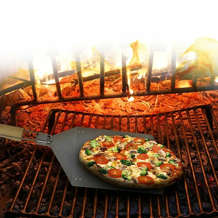Jim Beam Grillgutwender - Länge: 54 cm - Eine köstliche Pizza mit Gemüse auf einem Pizzaschieber über dem Grillfeuer. Perfekt für einen gemütlichen Abend.