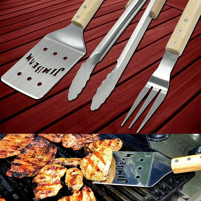 Jim Beam Grillbesteck Set I - Länge: 46 cm - Grillbesteck-Set mit Wender, Zange und Gabel mit Holzgriffen für ein perfektes Grillvergnügen im Garten.