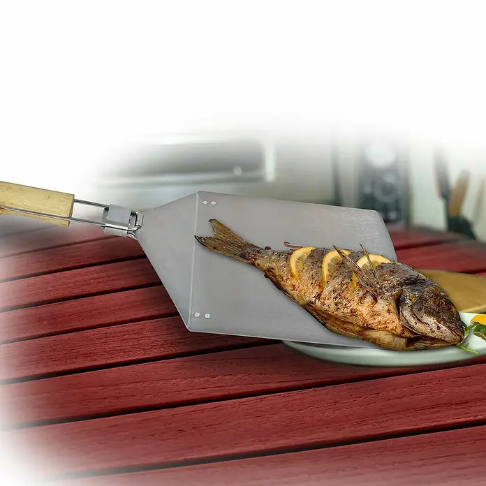 Jim Beam Grillgutwender - Länge: 54 cm - Gegrillter Fisch auf einem Grillwender mit Zitronenscheiben.