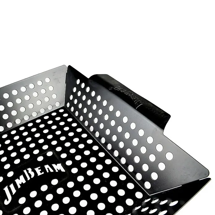 Jim Beam Gemüsekorb - Metall, L x B: 30,5 x 38,5 cm - Nahaufnahme eines schwarzen Jim Beam Grillkorbs mit Löchern zur Verwendung beim Grillen, ideal für Gemüse oder kleineres Grillgut.