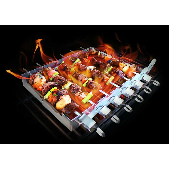 Jim Beam Grillspieß mit Halterung - Länge: 34,5 cm, 7 -tlg. - Nahaufnahme von Jim Beam Grillspießen mit köstlichem Grillgut auf einem glühenden Grill, perfekt für ein Barbecue.