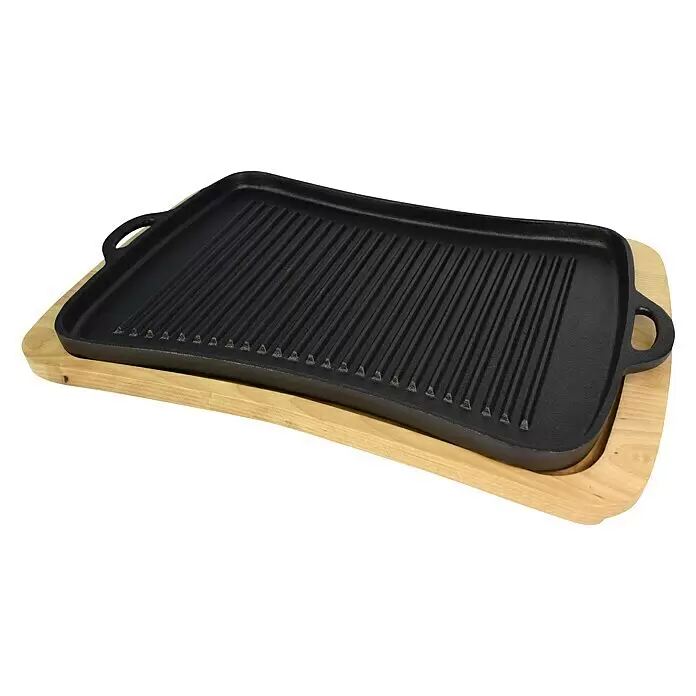 Jim Beam Grillplatte mit Holzuntersetzer - Holz, 2 -tlg. - Schwarze gusseiserne Grillpfanne mit geriffelter Oberfläche auf einem hellen Holzservierbrett.