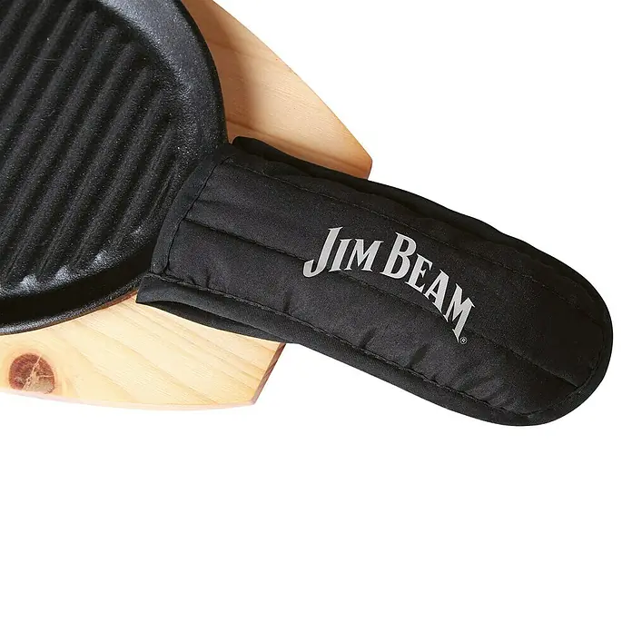 Jim Beam Pfannen-Set - 3 -tlg., Holz - Nahaufnahme einer Grillpfanne mit Holzbrett und einem schwarzen Jim Beam Griffschutz, der vor Hitze schützt.