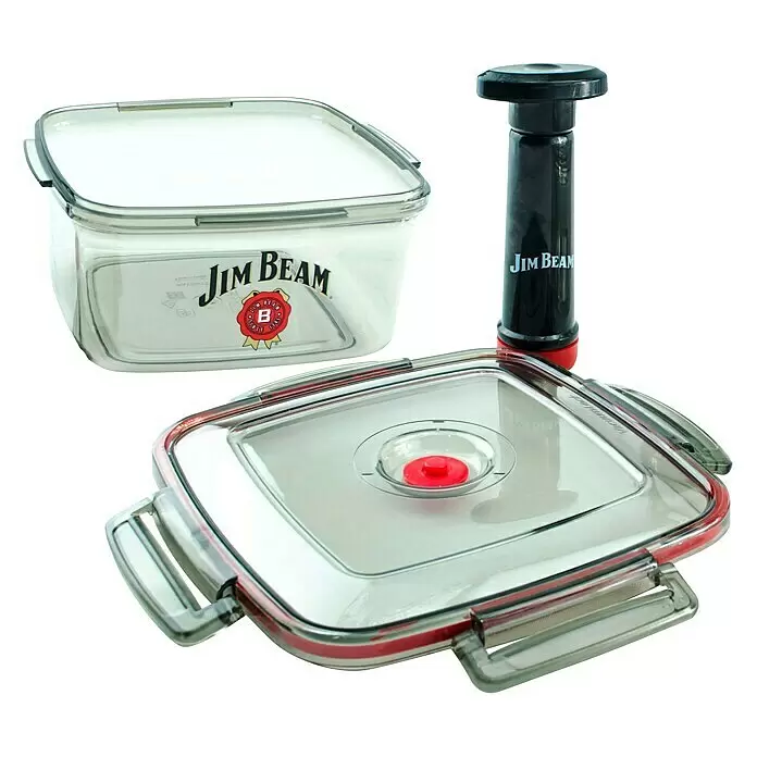 Jim Beam Vakuumbehälter - Kunststoff, L x B x H: 21,5 x 21,5 x 12 cm - Zwei durchsichtige Jim Beam Vakuum-Frischhaltedosen mit roten Akzenten und eine schwarze Jim Beam Vakuumpumpe.