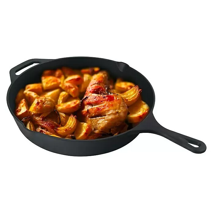 Jim Beam Grillpfanne - Durchmesser: 26 cm - Schwarze Gusseisenpfanne gefüllt mit gebratenem Hähnchen, Kartoffeln und Zwiebeln.