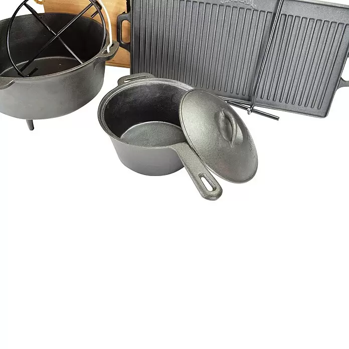 Jim Beam Koch-Set - 9 -tlg., Schwarz - Sortiment schwarzer gusseiserner Kochgeschirre: ein Dutch Oven mit Rost, eine Grillplatte und ein Topf mit Deckel.