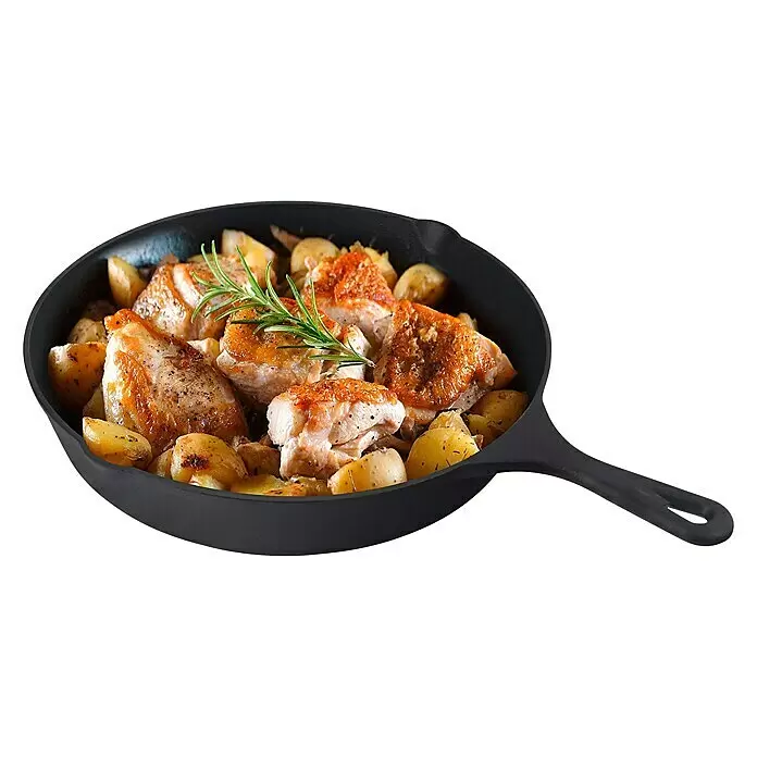 Jim Beam Pfannen-Set - 3 -tlg. - Schwarze Pfanne gefüllt mit gebratenen Hähnchenstücken, Kartoffeln und Rosmarin.