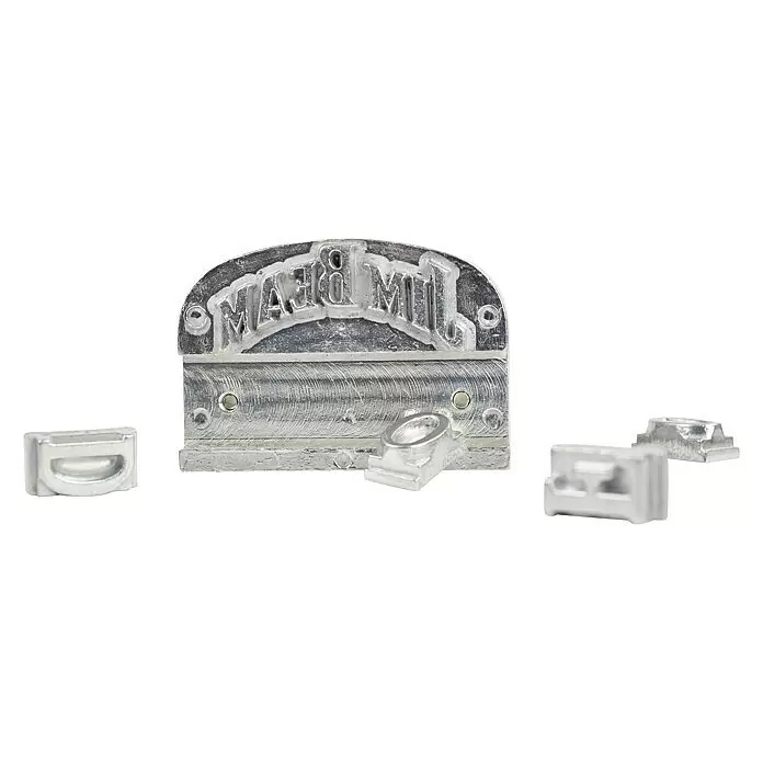 Jim Beam Grillbesteck - Länge: 42 cm - Set silberner Metall-Brandeisen, eines mit 'JIM BEAM' und einzelne Buchstabenstempel.