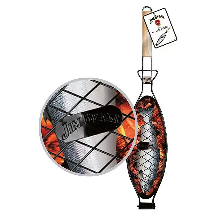 Jim Beam Fisch- & Gemüsehalter - Länge: 67 cm, 2 Stk. - Schwarzer Jim Beam Fischgrillkorb aus Metall mit Holzgriff, der einen Fisch über Kohlen grillt, mit Nahaufnahme des Logos.