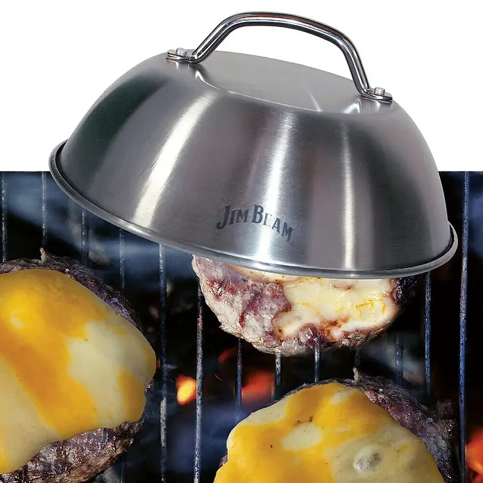 Jim Beam Burgerglocke - Edelstahl, Durchmesser: 22,5 cm - Ein Jim Beam Schmelzdom über einem Burger mit Käse auf einem Grill.