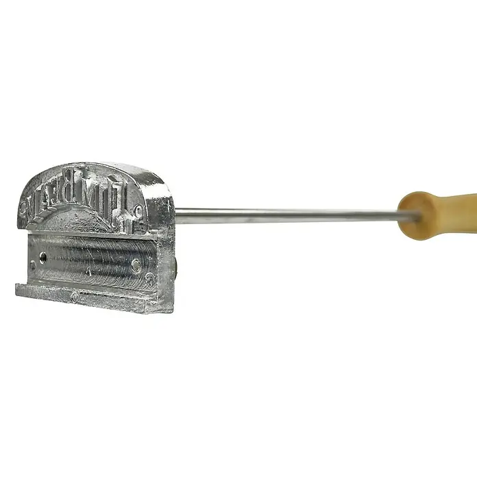 Jim Beam Grillbesteck - Länge: 42 cm - Detailansicht eines Viehbrandzeichens mit Holzgriff, das zum dauerhaften Markieren von Tieren verwendet wird. Robuster Metallstempel für den Einsatz in der Landwirtschaft.