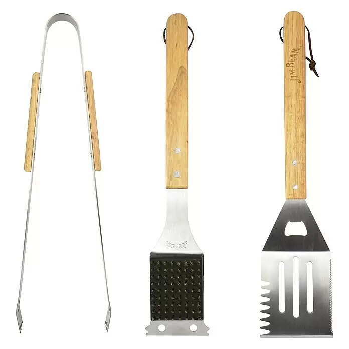 Jim Beam Grillbesteck Set III - Länge: 46 cm - Set aus drei Grillwerkzeugen: Grillzange, Bürste und Spatel, alle mit hellen Holzakzenten. Zwei Artikel tragen ein "Jim Beam"-Logo.