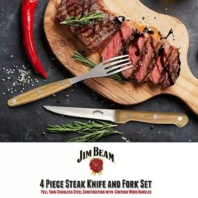 Jim Beam Steakmesser-Set I - Edelstahl, Silber/Braun, 8 -tlg. - 4-teiliges Jim Beam Steakbesteck-Set mit Holzgriffen, neben einem aufgeschnittenen Steak.