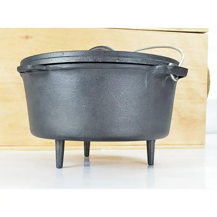 Jim Beam Koch-Set - 9 -tlg., Schwarz - Ein detailreiches Bild eines gusseisernen Dutch Ovens mit Deckel und Griff, ideal für kulinarische Abenteuer im Freien.