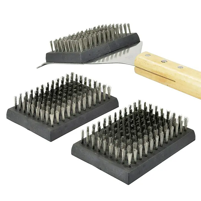 Jim Beam Grillbürste - Länge: 46 cm - Abbildung von drei Grillbürsten mit Borsten aus Metall und einem Holzgriff. Geeignet zum Reinigen von Grillrosten.