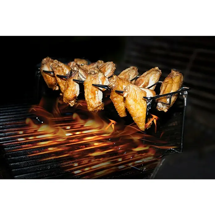 Jim Beam Hähnchenkeulen-Halterung - Edelstahl, L x B x H: 33 x 12 x 12,5 cm - Leckere Hähnchenflügel werden auf einem Grill mit einem speziellen Gestell zubereitet, perfekt für ein Barbecue im Freien.
