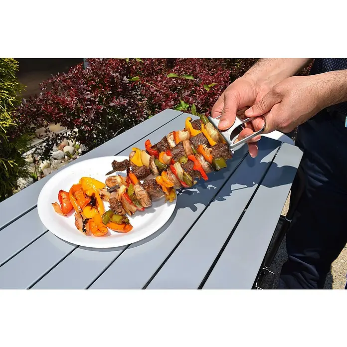Jim Beam Grillspieß - Länge: 23,5 cm, 4 Stk. - Frisch gegrillte Schaschlikspieße mit Gemüse und Fleisch werden auf einem Teller serviert.